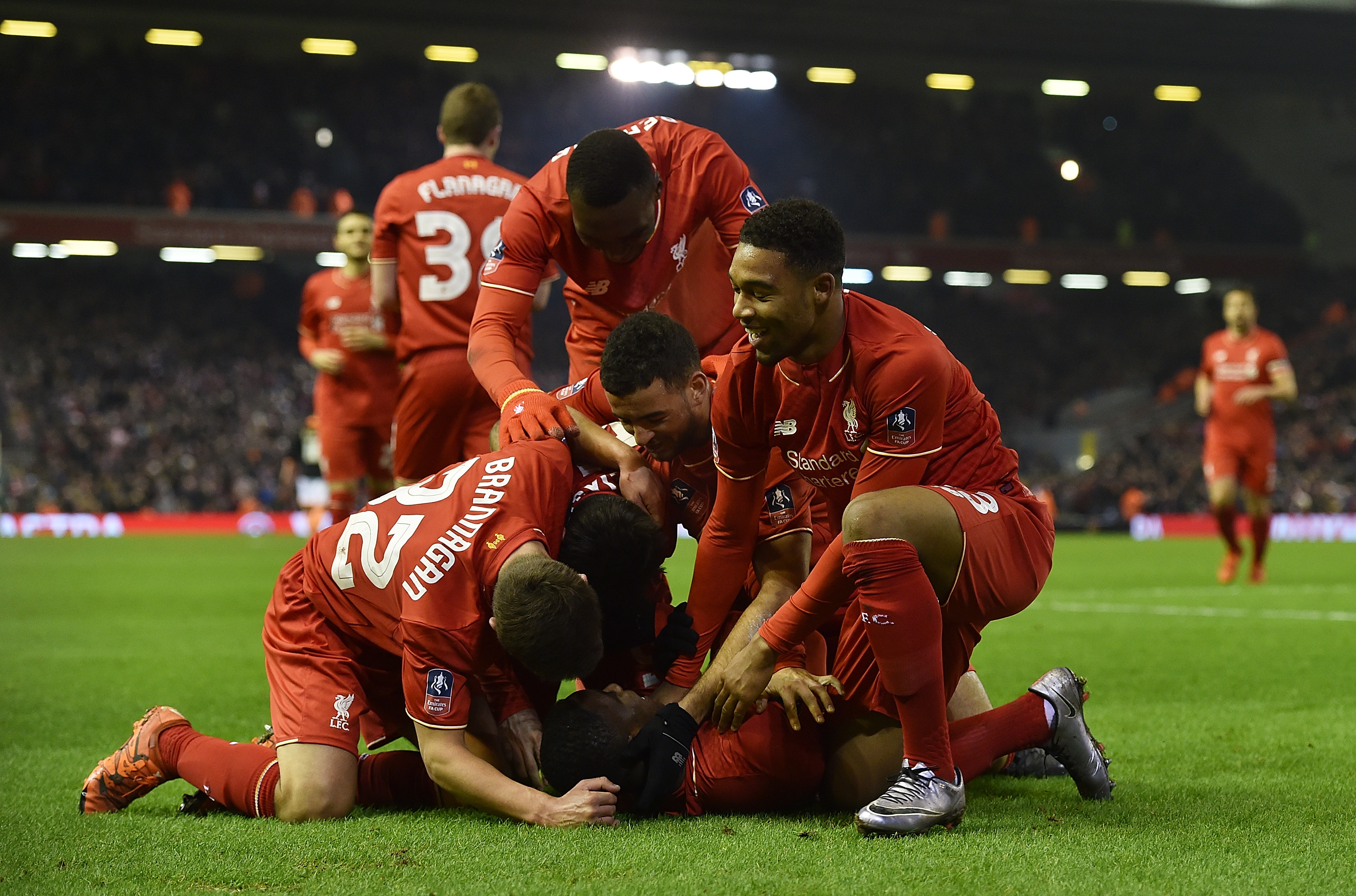 半场战报：西海岸1-0亚泰，陈柏良助攻里切利头球破僵（半场西海岸1-0亚泰：陈柏良助攻里切利头球先拔头筹）