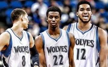 紧跟时事，韩国艺人在热刺vs纽卡看台模仿酷玩乐队观众出轨（紧跟热点：韩国艺人现身热刺vs纽卡看台，模仿酷玩演唱会“观众出轨”梗）