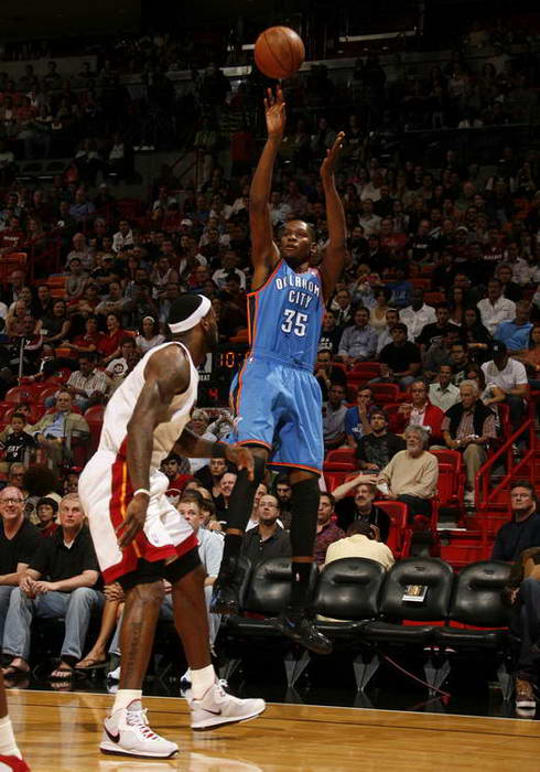 上海市政府向海港赠送冠军贺礼：木雕雄鹰和冠军奖杯刺绣（上海市政府为海港献上冠军贺礼：木雕雄鹰与冠军奖杯刺绣）