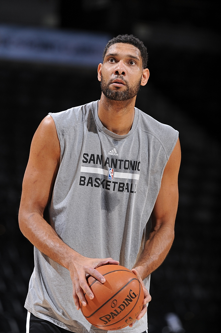 欧文突破防守造成杀伤球成功（欧文强突撕裂防线造犯规并完成得分）