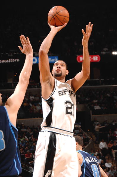 因伤无缘本场比赛，穆西亚拉在家用电视观看拜仁vs巴黎（因伤缺席本场，穆西亚拉居家电视观战拜仁对巴黎）