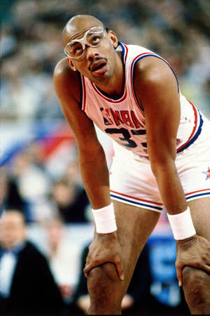 NBA焦点战：湖人客场逆转快船,（NBA焦点之战：湖人客场完成逆转击败快船）